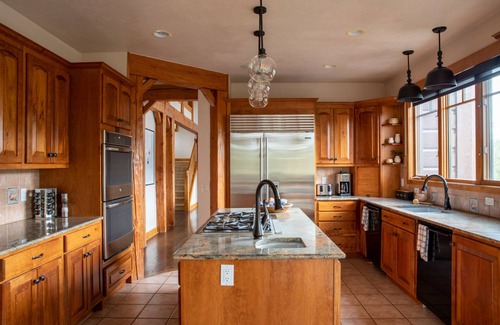 Breckenridge Cabin | Zendo by AvantStay | Serene Mountain Abode w/Hot Tub & Views