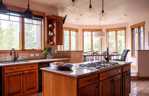 Breckenridge Cabin | Zendo by AvantStay | Serene Mountain Abode w/Hot Tub & Views