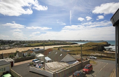 Newquay Apartment | Zenith 16 is a beautiful apartment overlooking Porth Beach