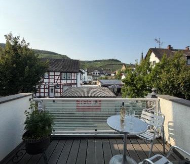 Ahrweiler Apartment | Zentrale FeWo mit Terrasse und Weinbergblick