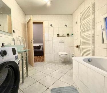 Neuwied Apartment | Zentrales Studio mit Schlafgalerie bis 4 Gäste