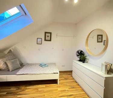 Neuwied Apartment | Zentrales Studio mit Schlafgalerie bis 4 Gäste