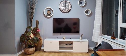 Northampton House | Zesty rooms in town apartment