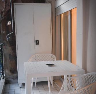 Katerini Apartment | Zeusplace Black and White Retreat