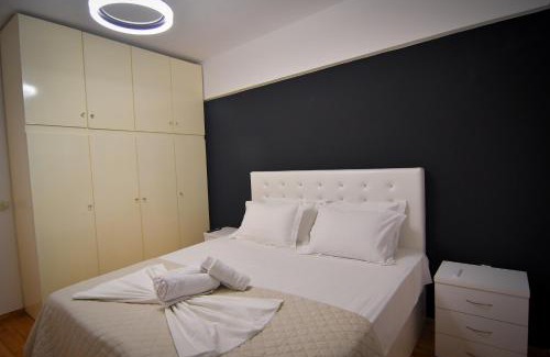 Katerini Apartment | Zeusplace Black and White Retreat