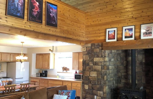 Orderville Cabin | Zion & Bryce Family Cabin With Wifi, AC, Hiking Trails In Secluded Pine Forrest
