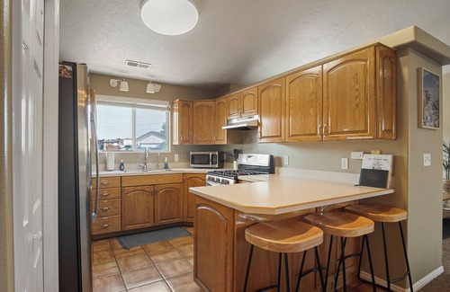 La Verkin House | Zion Desert "Cruise" House - private pool, hot tub & game room
