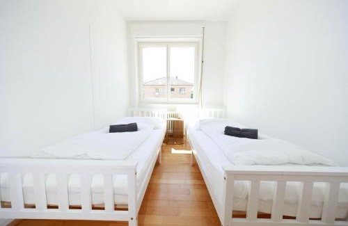 Sihlfeld Apartment | Zurich City Gem Steps to Tram Family & group
