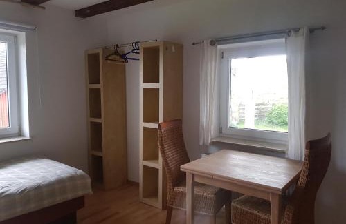 Much Apartment | Zweibettzimmer mit Bad auf Pferdehof in Much