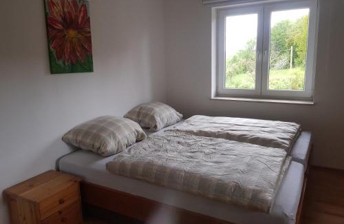 Much Apartment | Zweibettzimmer mit Bad auf Pferdehof in Much