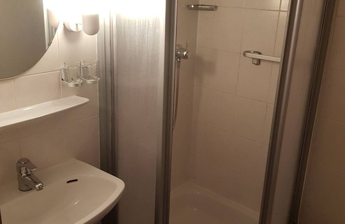 Ravensburg House | Zweibettzimmer mit Getrennten Betten, Eig. Bad, Eig. Mini- Küche,wlan,parken
