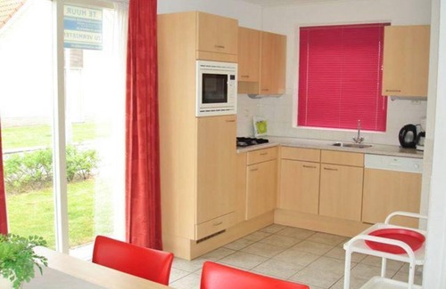 Breskens House | Zwin no.184 on Scheldeveste beach park. A detached 6-person bungalow with approx. 102m2 of living comfort and a lovely garden right by the water.