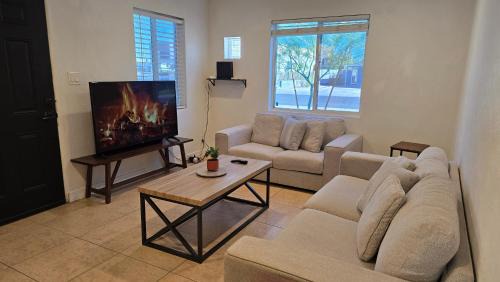 Encanto Apartment | zzz Msg for 5 percent off zzz 3Bed 1Bath KingKingQueenBeds House MidtownPHX