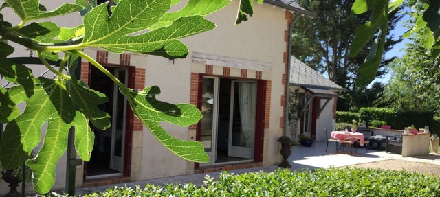 Charming House Near Château de Bouges, Private Terrace & Garden, Fireplace, Free Linens & Cleaning