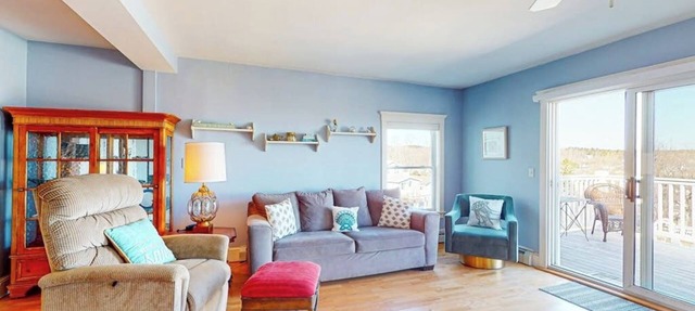 Second-floor condo with gorgeous ocean view - walk to town, beach & lighthouse