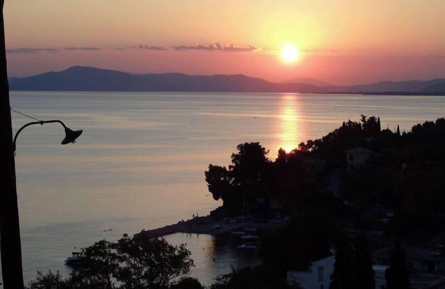 ¨Με θέα το ηλιοβασίλεμα¨/¨Overlooking the sunset¨