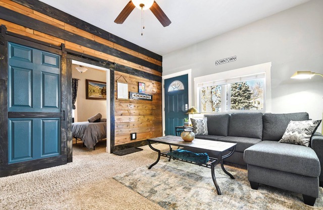 ᨒStylish Basecamp/Fire Pit/2 Blocks to Downtownᨒ