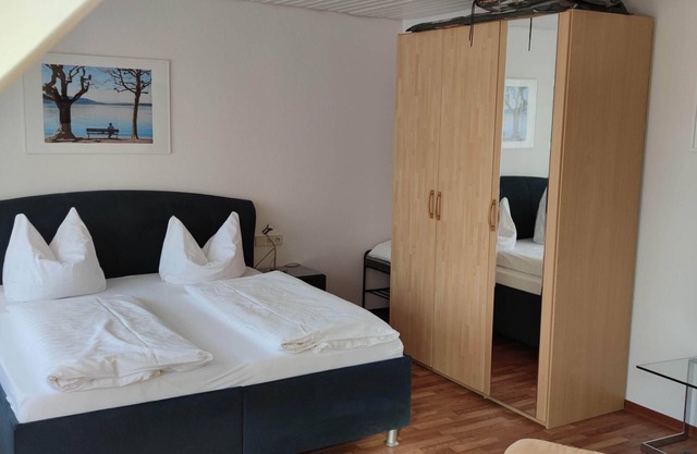 1 1/2 room apartment with side lake view