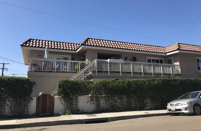 1/2 Block to the Del Mar beach, room for 10 with Central Air. Kid & Pet Friendly