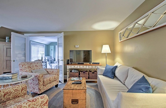 1/2 Mi to Beach: Lovely Guesthouse in Kennebunk!