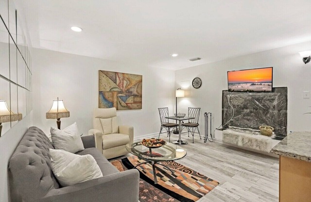 1 Bd Private BSMNT APT 20m DC 5min Dulles 2m Metro