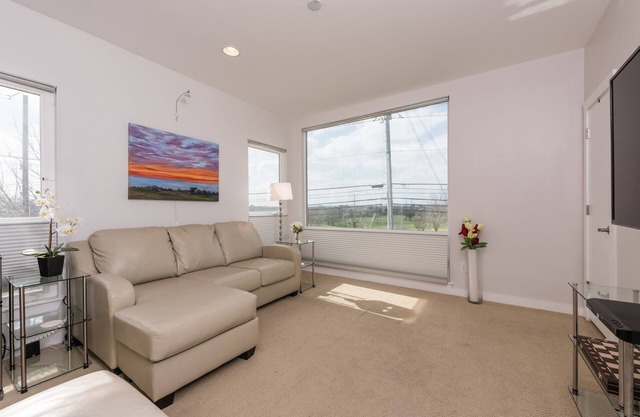 1 bed 1 bath modern flat right in Central Austin