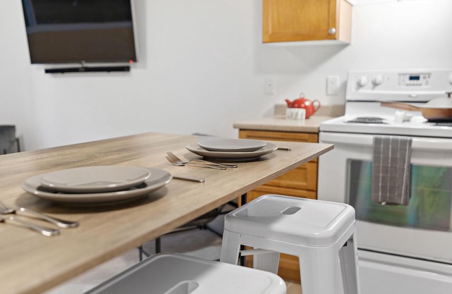 1 bed, 1 bath suite with laundry, full kitchen, great neighbourhood.