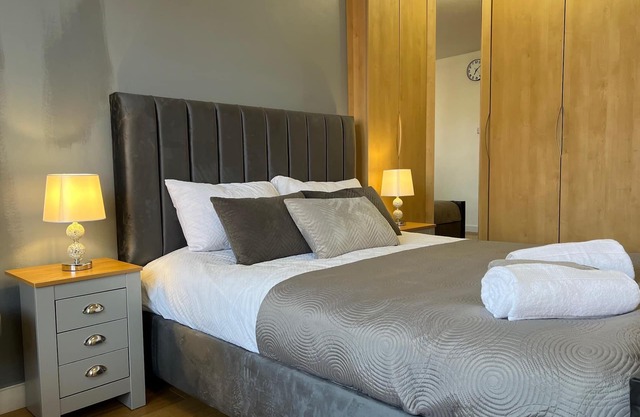 1 Bed Flat - Sleeps 2 - Parking - Wifi