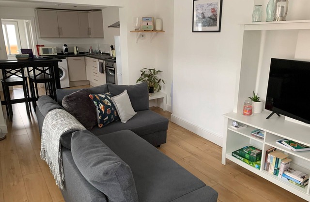 1 Bed Flat Sleeps 4, Free Parking, Balcony