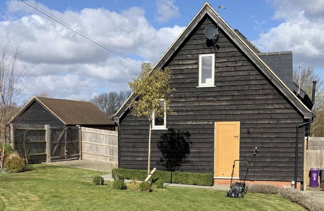 1-Bed - Sleeps 2 - Pet Friendly w Parking