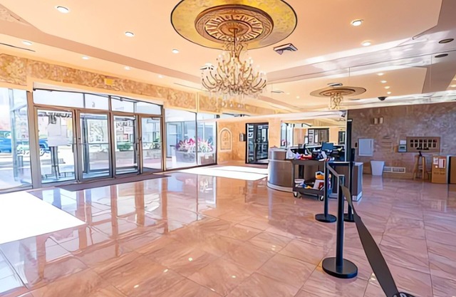 1-Bed Tranquil Penthouse w/Pool, Gym, and Reserved Parking