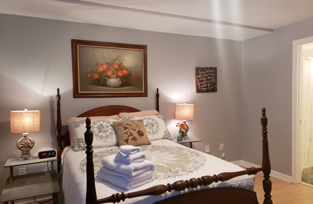 1 Bed W/Attached Bathroom, Kitchen, Living Room, Refrigerator, & Washer/Dryer