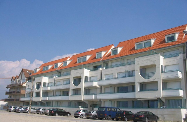1-bedroom apartment by the sea with balcony, pets allowed