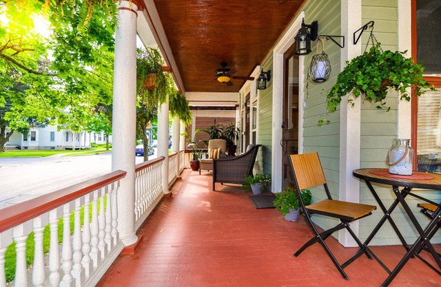 1 bedroom apartment Downtown in Classic Victorian #A