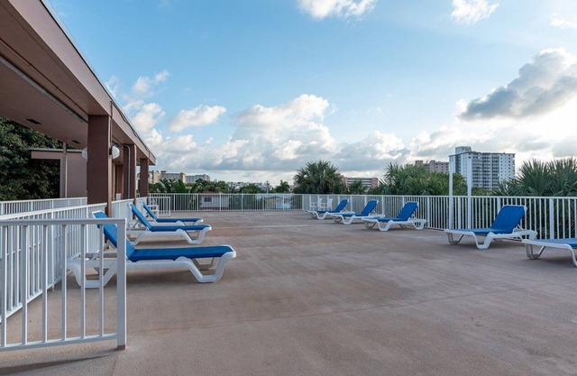 1 bedroom beach condo unit, sleeps 6