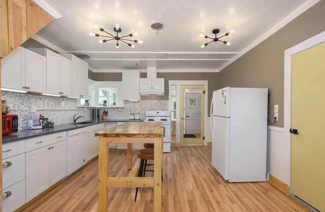 1 Bedroom Goosetown Getaway w/Twinkle Lights & Wifi