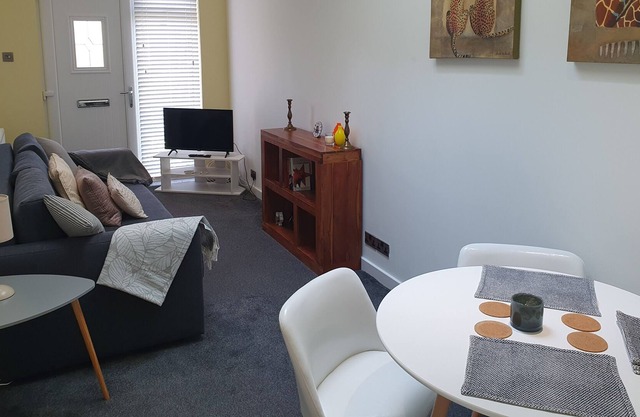 1 bedroom - heart of Bridge of Allan - parking