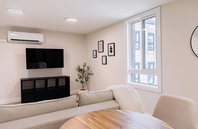 1 bedroom Trendy Unit with Living Space and full kitchen in prime location