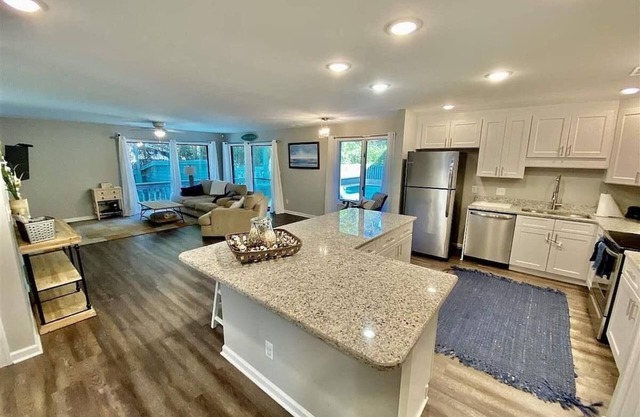 1 Block from Beach, Updated First Floor 1200sqft Condo 2bd 2ba - Pets Welcome