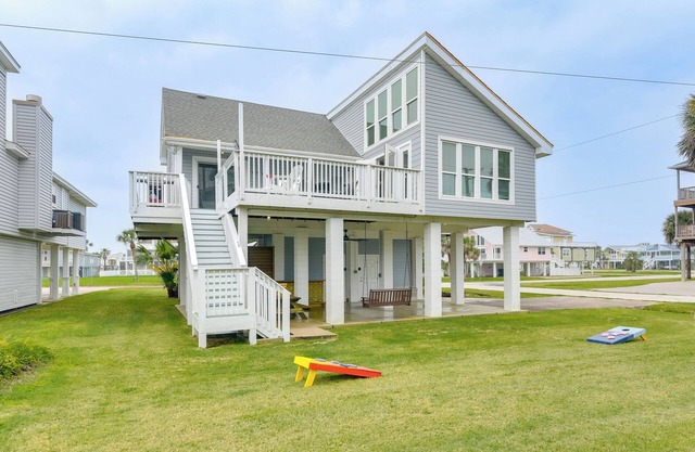1 Block to Beach: Family Retreat in Galveston!