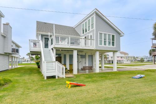 1 Block to Beach Family Retreat in Galveston!