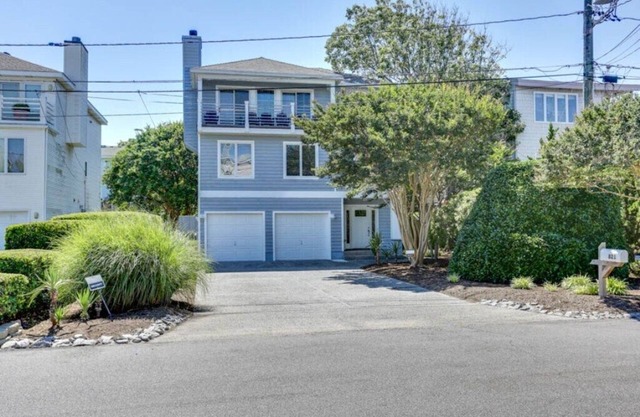 1 BLOCK TO BEACH, Delightful & Spacious, 4 BR/3.5BA Virginia Beach Vacation