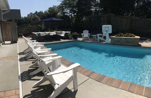 1 block to beach! Custom beach house w/chef's kitchen, private pool, hot tub