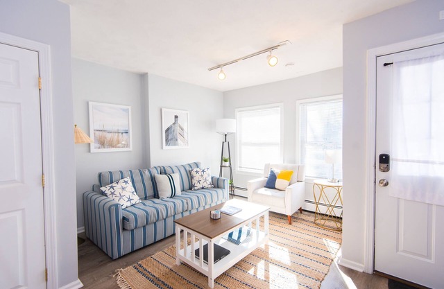1-BR Condo in Downtown Newport! Steps to Thames St