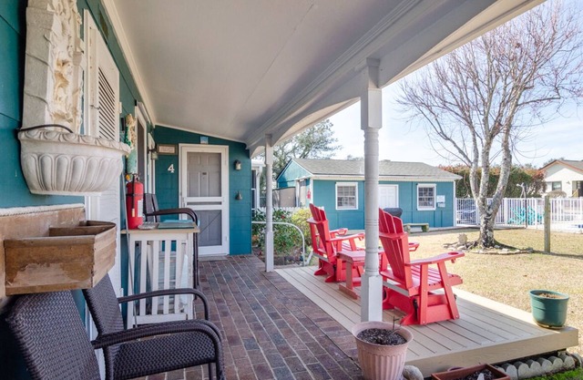 1 BR Efficiency in Private Historic Motel w pool!