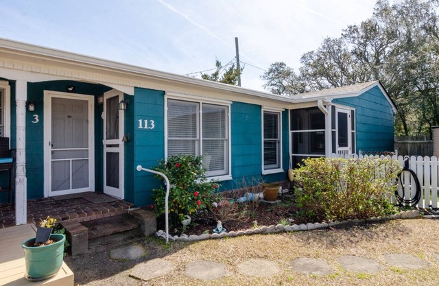 1 BR Efficiency in Private Historic Motel w pool!