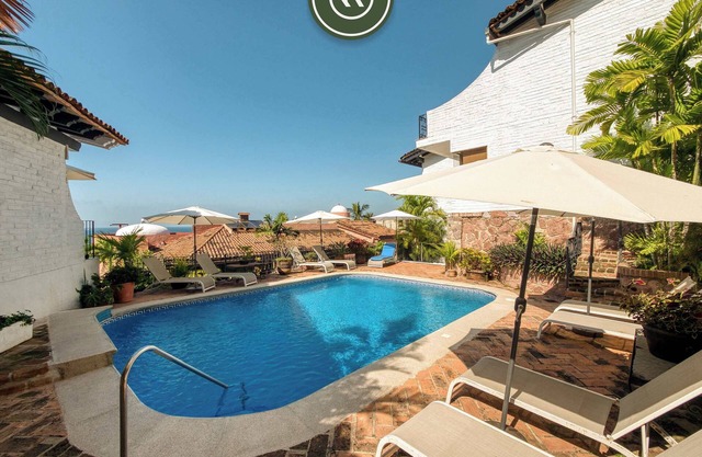1 BR Mountain Retreat - 5 min to Beach - Pool