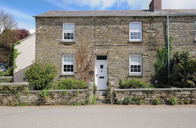 1 CHURCHTOWN COTTAGES, pet friendly, with a garden in St Mabyn