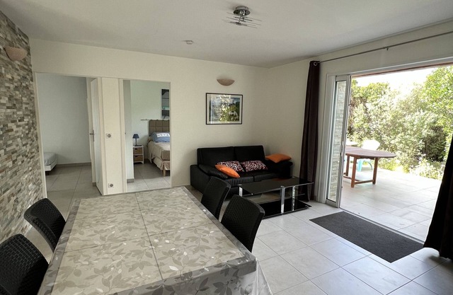 1 km from the Bay of St Cyprien 60 m² air-conditioned villa