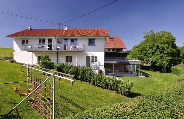 (1) Large idyllic vacation apartment in a quiet environment.
